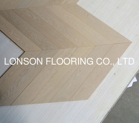 Quality White Stained Engineered Oak Chevron Flooring Premium Grade EC54 Color factory