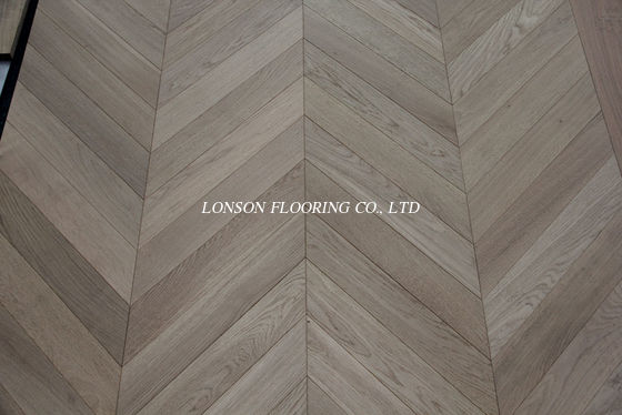 Invisible Lacquered Natural Oak Chevron Parquet Flooring，45 degree