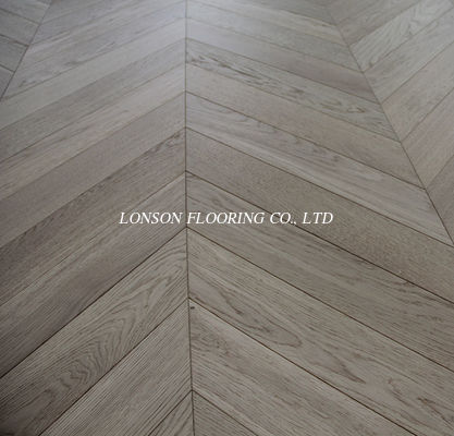 Invisible Lacquered Natural Oak Chevron Parquet Flooring，45 degree