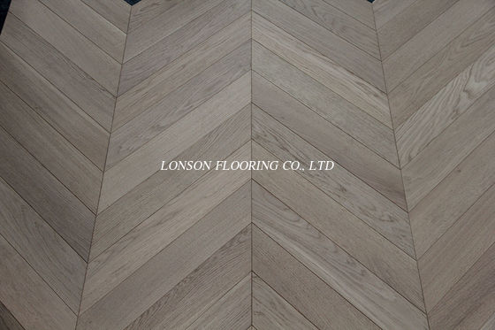 Invisible Lacquered Natural Oak Chevron Parquet Flooring，45 degree