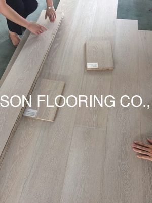 Quality ISO FSC Russian Oak Engineered Hardwood Flooring With White Wash Finishing 1360 Janka Hardness and 25 Years Warranty factory