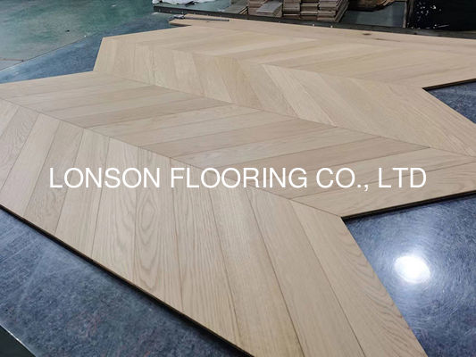 Quality Two Layers Chevron Engineered Oak Flooring with E0 Formaldehyde Emission and 25 Years Residential Warranty at 45 Degree Angle factory