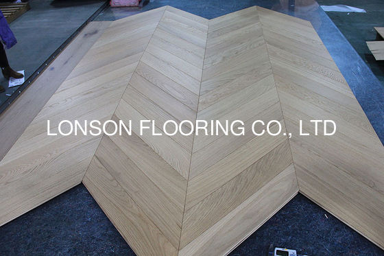 Quality Two Layers Chevron Engineered Oak Flooring with E0 Formaldehyde Emission and 25 Years Residential Warranty at 45 Degree Angle factory