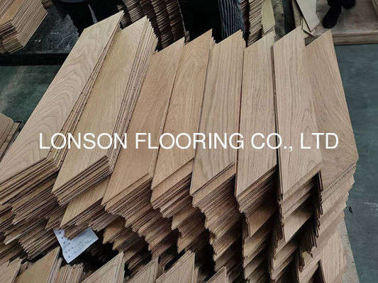 Quality Two Layers Chevron Engineered Oak Flooring with E0 Formaldehyde Emission and 25 Years Residential Warranty at 45 Degree Angle factory