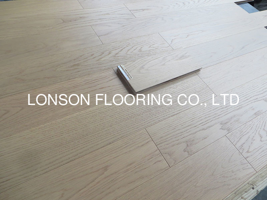 Quality American White Oak engineered flooring with selected A/B grade. light stained for different designs factory