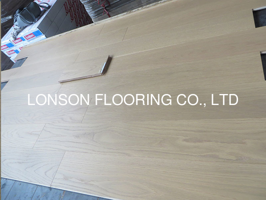 Quality American White Oak engineered flooring with selected A/B grade. light stained for different designs factory