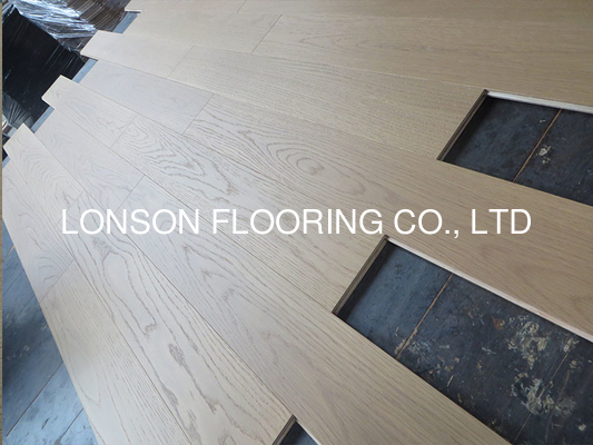 Quality American White Oak engineered flooring with selected A/B grade. light stained for different designs factory