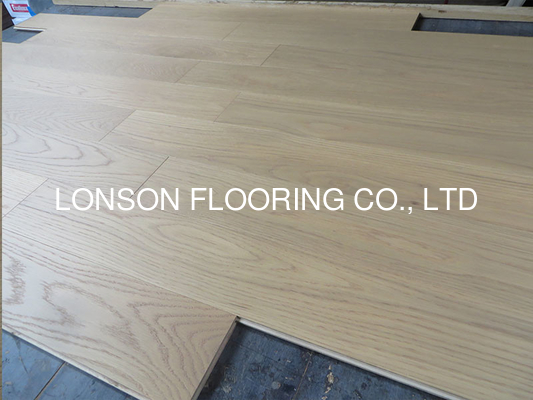 Quality American White Oak engineered flooring with selected A/B grade. light stained for different designs factory