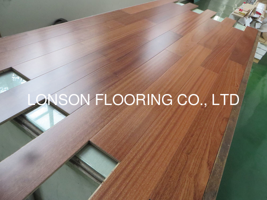 Quality African sapele engineered hardwood flooring, smooth surface and natural lacquered factory