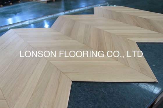 Quality Natural Chevron Engineered Oak Flooring 530x70x10/4MM AB Grade UV Lacquer factory