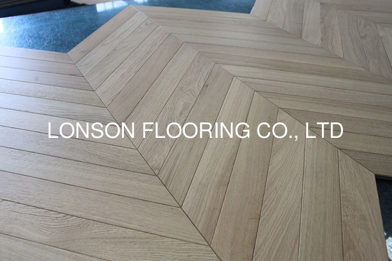 Quality Natural Oak Chevron Engineered Flooring 530x70x10/4MM, AB grade, Brushed, UV lacquer factory