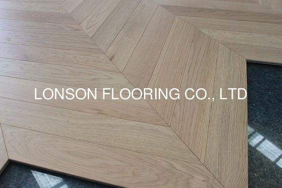Quality Width 90mm Natural Oak Chevron Parquet Flooring 510x90x10/4MM AB Grade factory