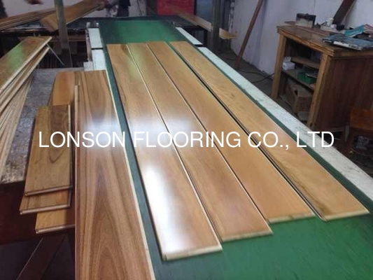 quality Pacific Spotted Gum solid Timber Flooring, smooth surface with natural color factory