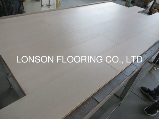 Quality slight brushed white stained Russian Oak engineered hardwood flooring factory