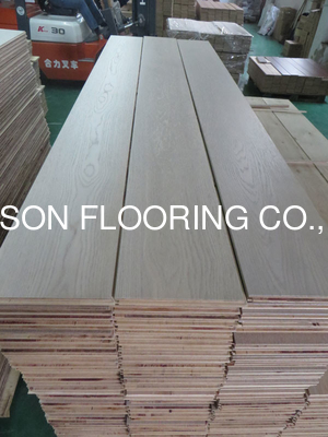 Quality white stained oak multi layers engineered wood flooring with slight brushed finishing factory