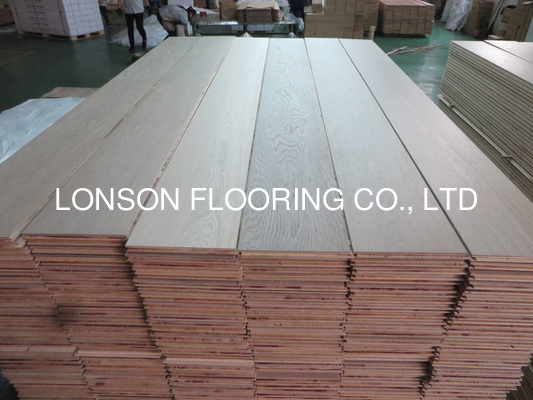 Quality white stained oak multi layers engineered wood flooring with slight brushed finishing factory