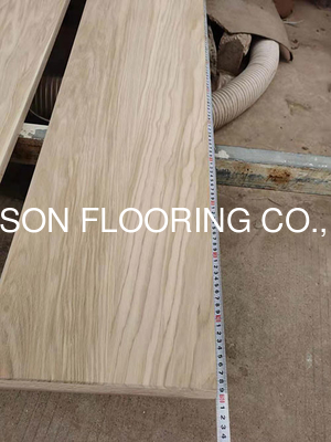 Quality Unfinished Multi Layers Engineered Oak Wood Riser, Good Quality and Good Price factory