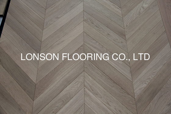 Quality Invisible Lacquered Natural Oak Chevron Parquet Flooring，45 degree factory