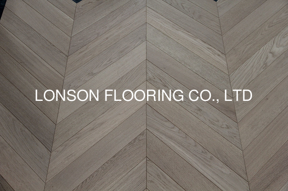 quality Invisible Lacquered Natural Oak Chevron Parquet Flooring，45 degree factory